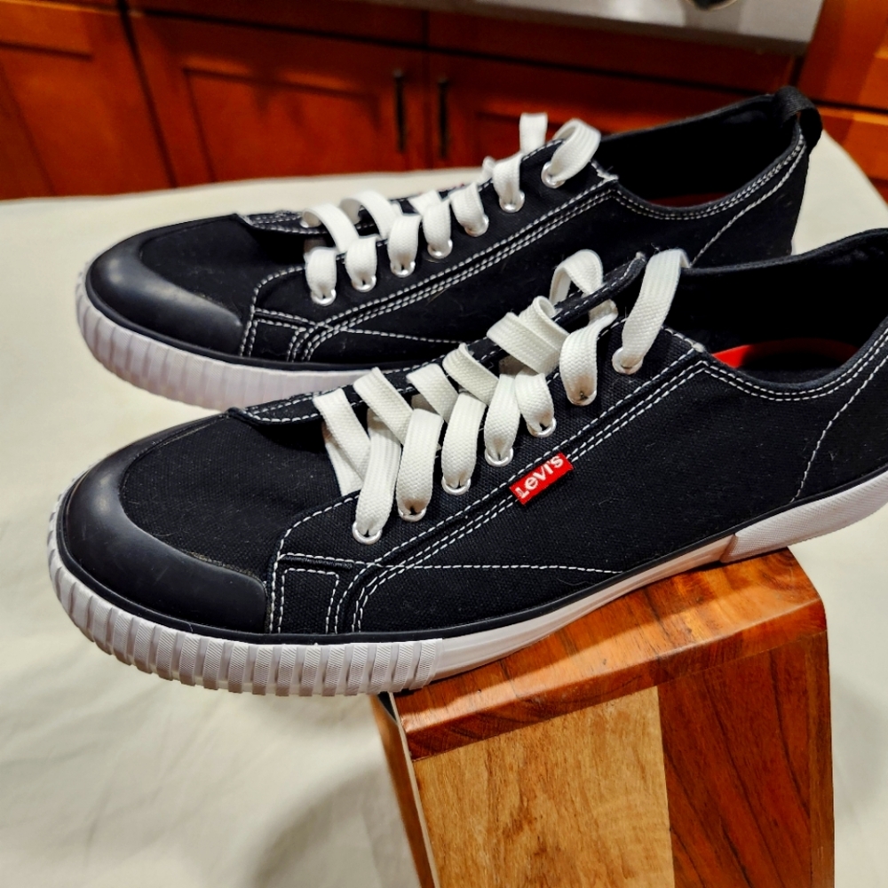 LEVIS STRAUSS Like New Canvas Low Top Sneakers in Black Mens Size 11